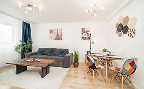 Feel The Paris With C&A Apartment - By Openhouse